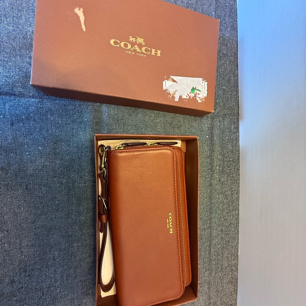 New in Box - Coach Double Zip Wristlet